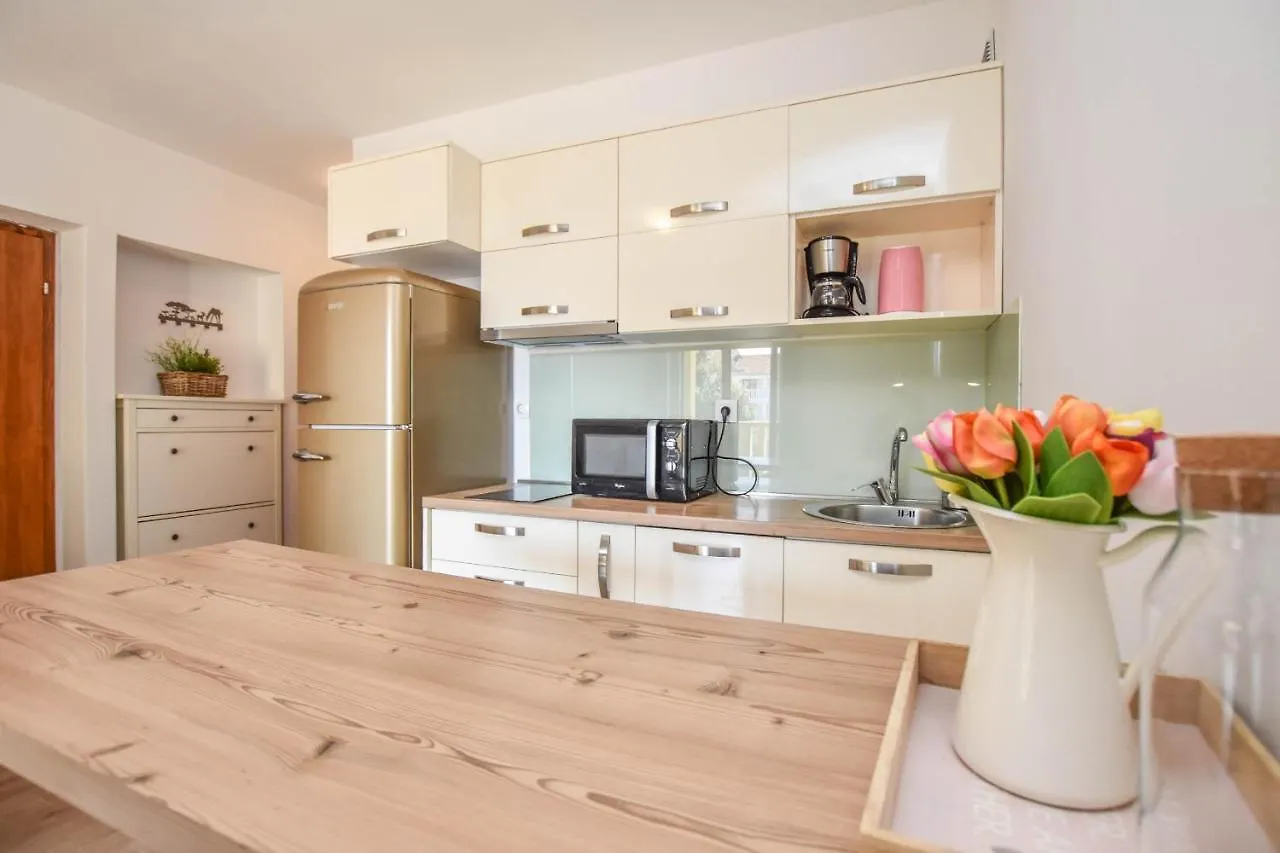 Apartmani Mara Pakostane 0*,